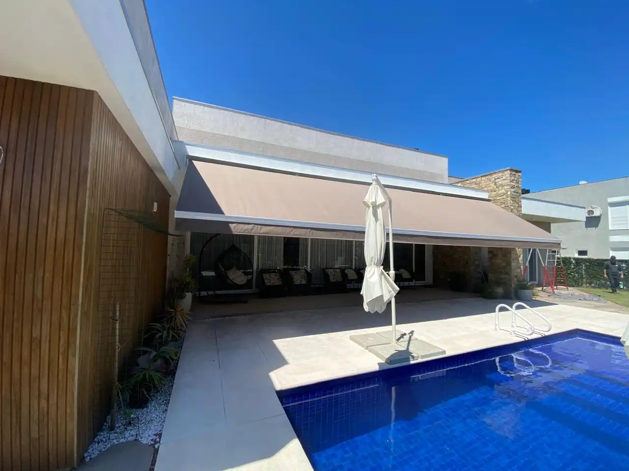 Toldo retrátil moderno em pátio